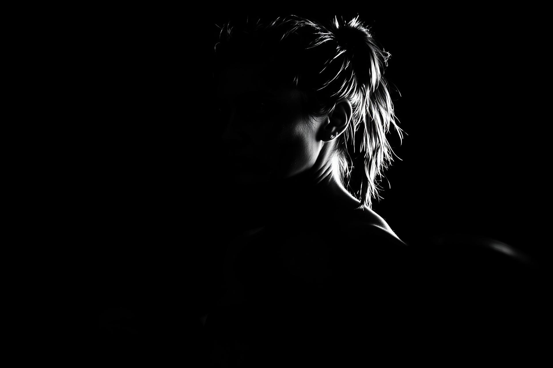 Athlète féminine, lumière latérale, noir et blanc